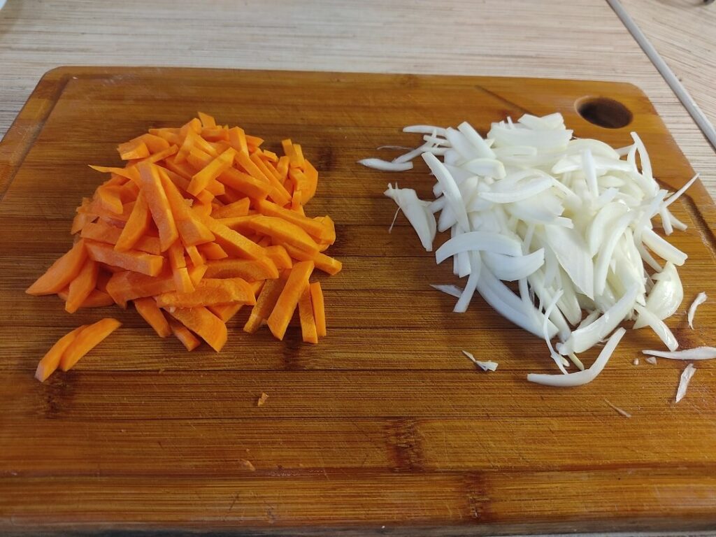 Нарезанные лук и морковь