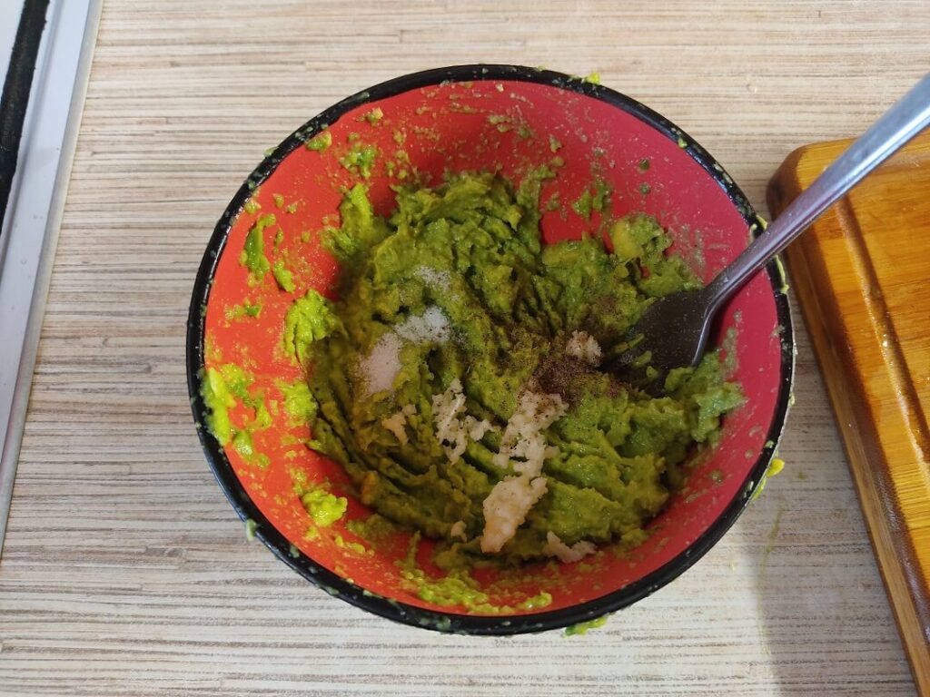 пюре авокадо с солью и перцем