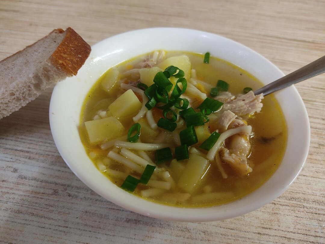 Простой и вкусный рецепт куриного супа с вермишелью и картошкой