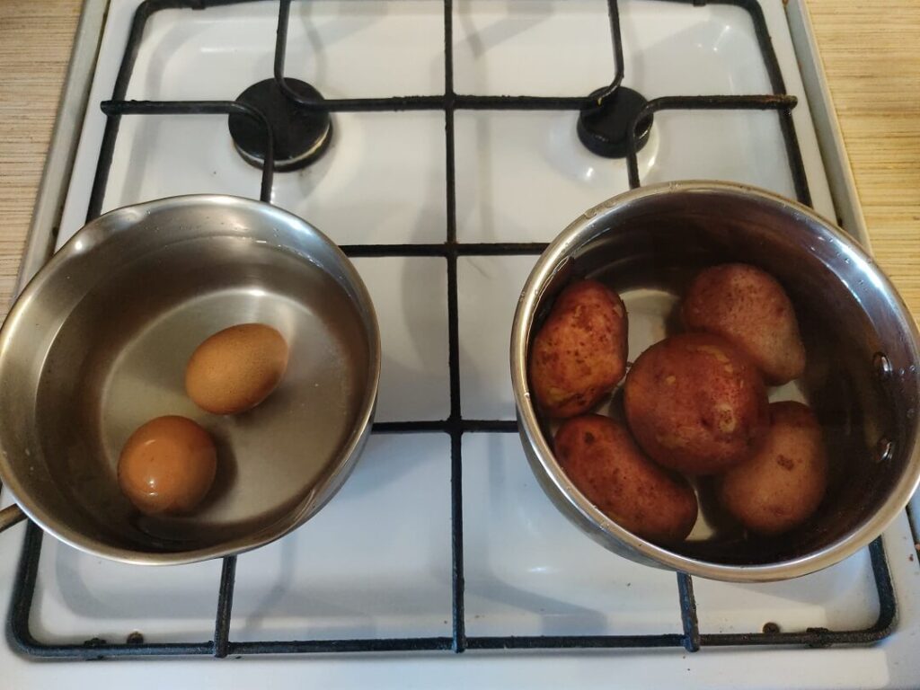 варим яйца и картофель