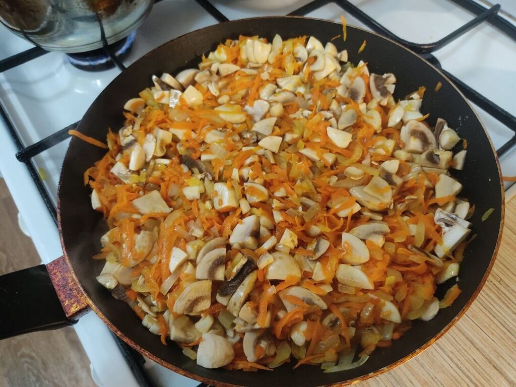 жарим грибы с луком и морковью